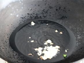 炒锅放油烧热，油温较高时，下入一半蒜末爆香。