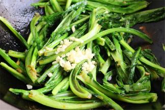 炒匀后，大约需要1分钟的时间，蚝油和油麦菜全部混合均匀，加入剩余的蒜蓉，就可以关火了。