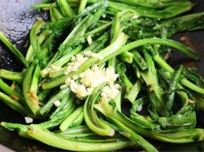 炒匀后，大约需要1分钟的时间，蚝油和油麦菜全部混合均匀，加入剩余的蒜蓉，就可以关火了。