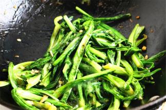 再次翻炒两下就可以了。