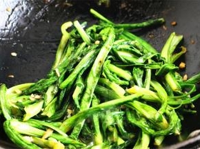 再次翻炒两下就可以了。