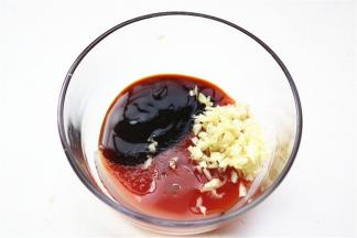蚝油、番茄酱，蒜末，花生油混合