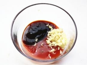 蚝油、番茄酱，蒜末，花生油混合