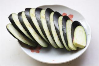 茄子不去皮，斜切成均匀薄片