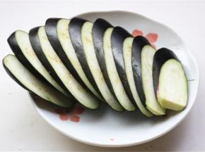 茄子不去皮，斜切成均匀薄片