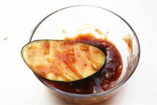 茄子片在酱料里滚一下，全身沾满酱料