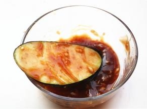 茄子片在酱料里滚一下，全身沾满酱料