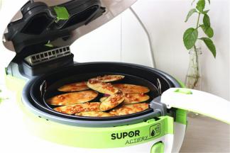 炸篮放入翻炸锅里