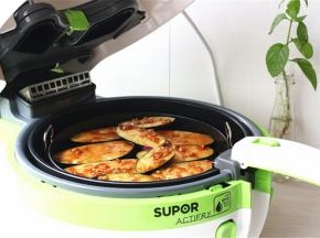 炸篮放入翻炸锅里