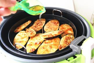 烤制5分钟后，在茄子表面撒一些油