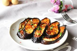 撒上一些葱末或者青蒜末，开吃吧，软软香香的。