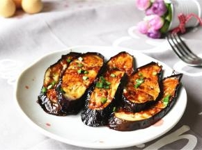 撒上一些葱末或者青蒜末，开吃吧，软软香香的。