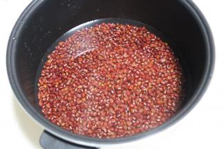 红小豆洗干净，加入600克水，放入电饭锅，选择米饭档。