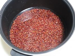 红小豆洗干净，加入600克水，放入电饭锅，选择米饭档。