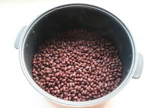 煮好的豆子，很饱满，水也几乎焖干了。