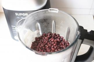 煮好的豆子放入苏泊尔破壁料理机内。