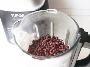 煮好的豆子放入苏泊尔破壁料理机内。