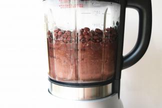 加入大约不少于400克的水，如果水太少的话，搅拌的时候可能会搅拌不动。