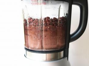 加入大约不少于400克的水，如果水太少的话，搅拌的时候可能会搅拌不动。