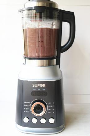 破壁机选择沙冰或者奶昔程序，搅打1分钟，豆沙就很细腻了。