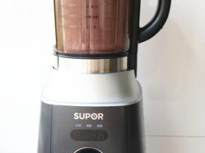 破壁机选择沙冰或者奶昔程序，搅打1分钟，豆沙就很细腻了。