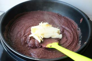 加入黄油继续翻炒。