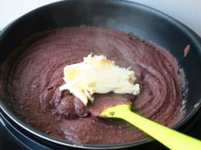 加入黄油继续翻炒。