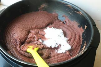 加入白糖继续翻炒。