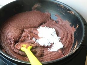 加入白糖继续翻炒。