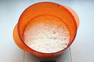 糯米洗净，加入水略微浸泡一下，175克糯米，119克水的比例就可以。