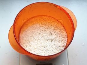 糯米洗净，加入水略微浸泡一下，175克糯米，119克水的比例就可以。