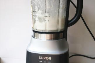 糯米和水全部放入破壁机，选择沙冰程序，全程1分钟。