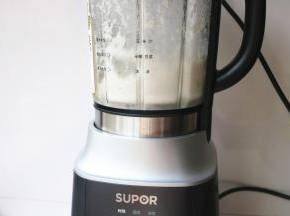 糯米和水全部放入破壁机，选择沙冰程序，全程1分钟。