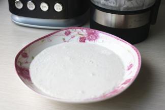 把糯米糊倒入盘子里。