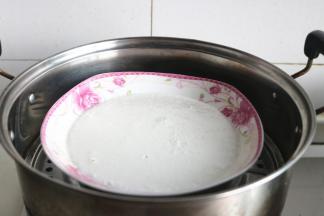 蒸锅加水，放蒸帘，把盛糯米糊的盘子放在蒸帘上，大火烧开后，再蒸20分钟。