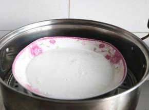 蒸锅加水，放蒸帘，把盛糯米糊的盘子放在蒸帘上，大火烧开后，再蒸20分钟。
