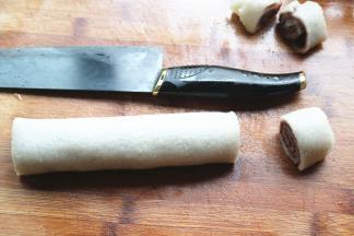 卷起来，切去两头部分。