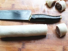 卷起来，切去两头部分。