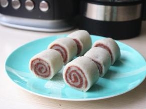 切去两头的年糕，均匀切成段，年糕豆沙卷就做好了，有没有花卷小馒头的既视感呀。