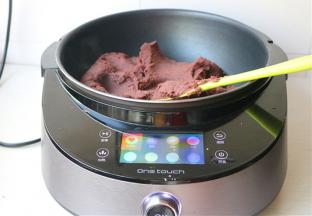 大约炒了20分钟后，就得到了很细腻的豆沙，炒好的豆沙会成团，而且一点都不会再黏在锅上面。