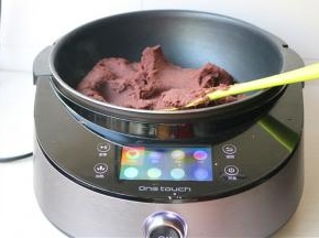 大约炒了20分钟后，就得到了很细腻的豆沙，炒好的豆沙会成团，而且一点都不会再黏在锅上面。