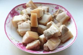 捞出来，流水冲洗，洗去浮沫等脏东西，沥干水分。