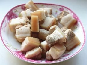 捞出来，流水冲洗，洗去浮沫等脏东西，沥干水分。