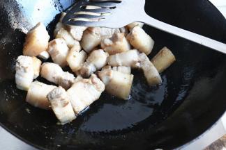 炒锅不放油，放入肉煸炒。慢慢的水分炒干后，会析出一些油脂，不要炒太长时间，不然出油太多，肉会变干，影响口感。