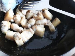 炒锅不放油，放入肉煸炒。慢慢的水分炒干后，会析出一些油脂，不要炒太长时间，不然出油太多，肉会变干，影响口感。