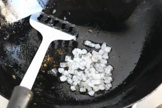 肉先盛在盘子里，利用刚才炒出的油来炒糖色，放入冰糖，中火加热就好，大火容易糊，小火冰糖不易融化。