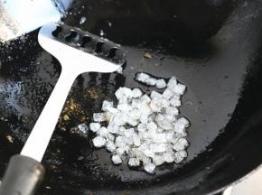 肉先盛在盘子里，利用刚才炒出的油来炒糖色，放入冰糖，中火加热就好，大火容易糊，小火冰糖不易融化。
