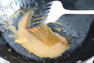 不停搅拌，直到变成琥珀色就可以了。