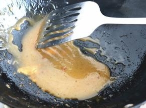 不停搅拌，直到变成琥珀色就可以了。