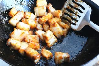 倒入刚才炒过的肉，翻炒使肉均匀裹上糖色。